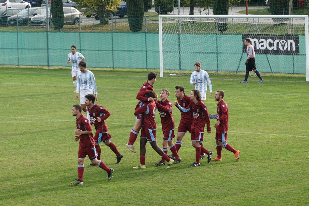Ariyo esulta dopo il gol